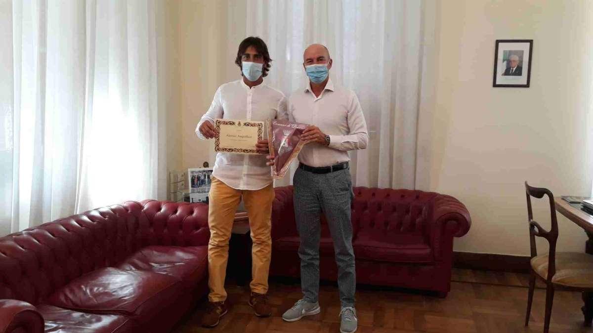 Alpinismo, il livornese Anguillesi premiato dal sindaco Salvetti