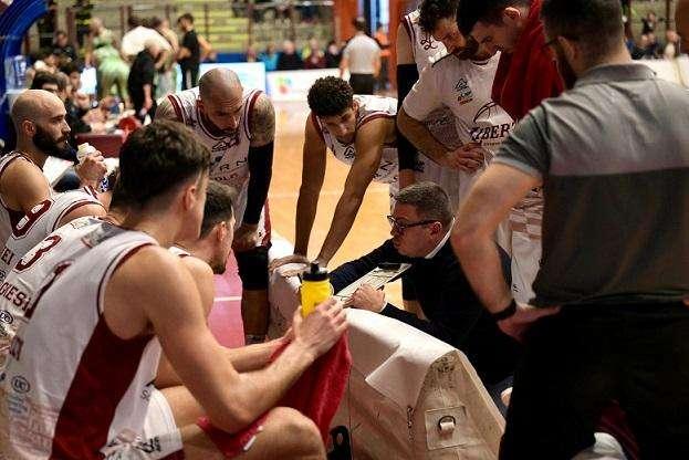 La Libertas attorno al coach