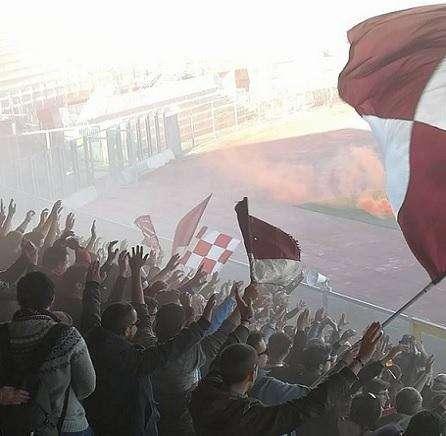 Come se fosse il derby, tifosi allo stadio a sostenere il Livorno che si allena