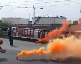 Tifosi amaranto al terminal di Spinelli in porto: "Fuori tutti da Livorno"