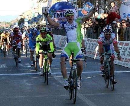 Costa degli Etruschi. Viviani bissa il successo al Gran premio