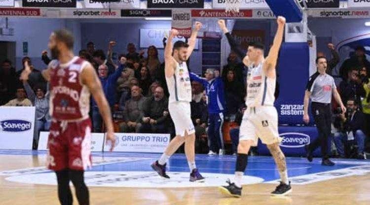 Brindisi esulta a fine gara
