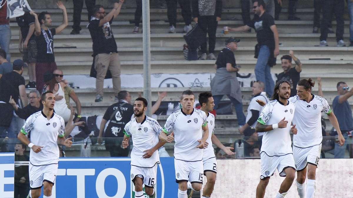 Il punto sulla B. Mezza frenata di Crotone e Cagliari, ok Cesena e Bari