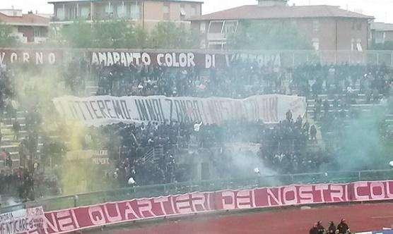 In curva Nord si sprona la squadra e si ricorda il Moby Prince