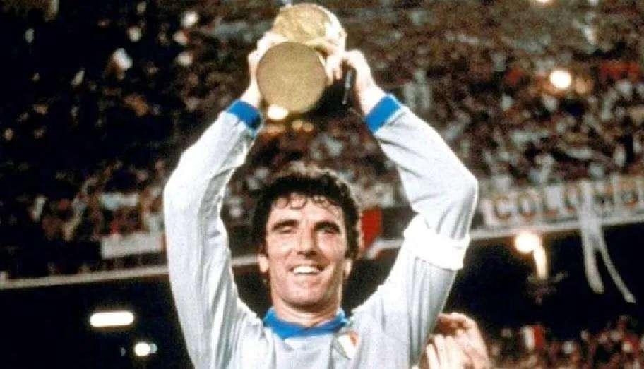 Dino Zoff alza la coppa