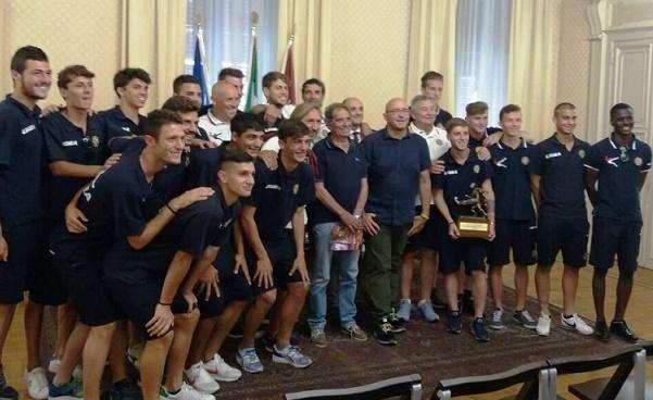 Berretti. Orgoglio e scudetto, i giovani campioni premiati in Comune