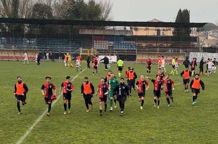Il Cecina esulta a Ponsacco
