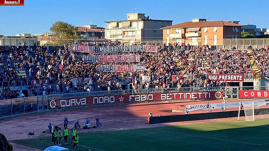 Lo striscione in Curva Nord