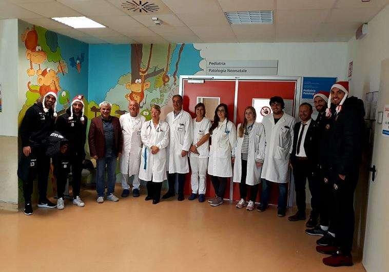 Regali e sorrisi dai giocatori del Livorno ai piccoli ospiti di Pediatria
