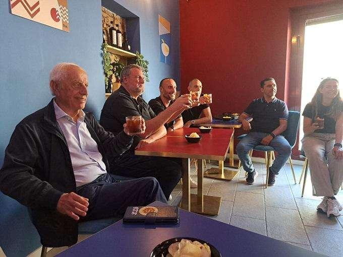 Un momento del brindisi