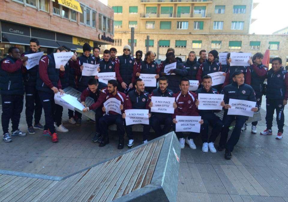 I calciatori del Livorno nel centro contro il degrado cittadino