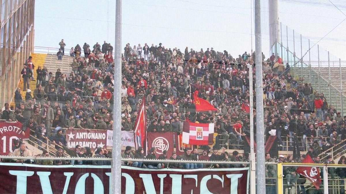 Cossiga ed Ablondi fischiati dai tifosi allo stadio di Livorno