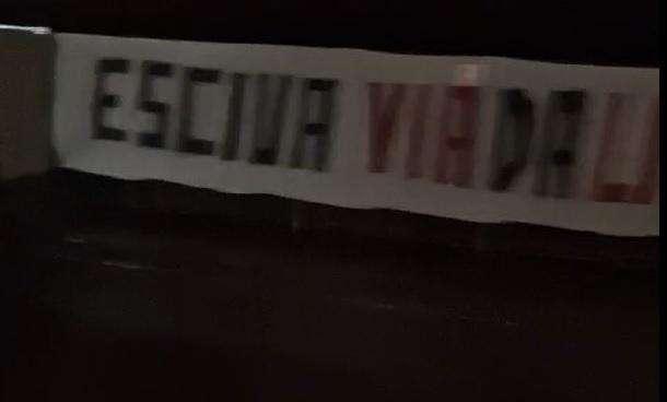 Lo striscione contro Esciua