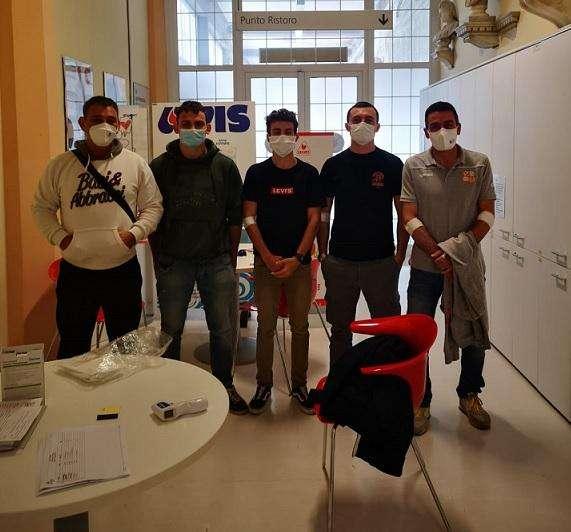 Un gruppo di donatori rugbisti