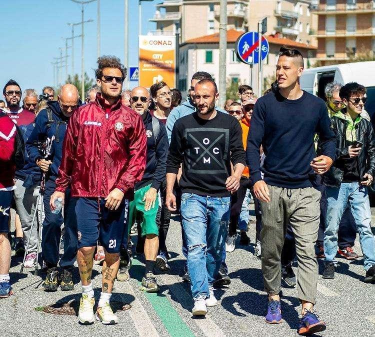 Amaranto, giocatori a piedi a Montenero per celebrare la salvezza 