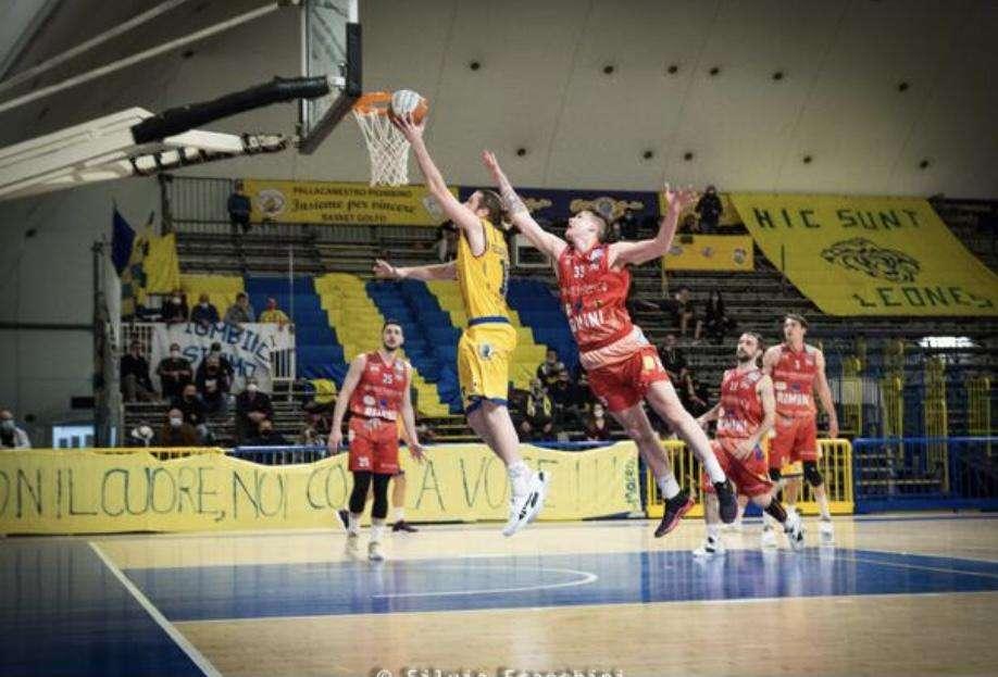 Serie B. Il blackout del Piombino regala la vittoria a Rimini, 75 a 76