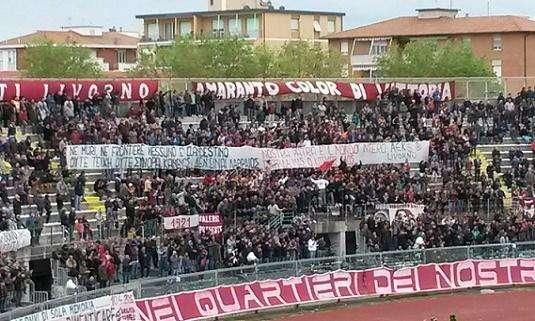 In curva Nord un terzo striscione, al centro il dramma dei profughi