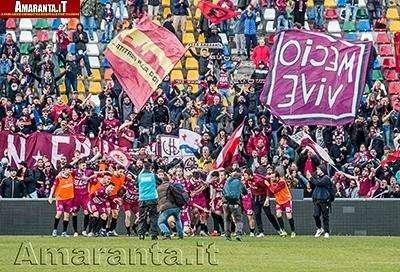 Tifosi e squadra amaranto