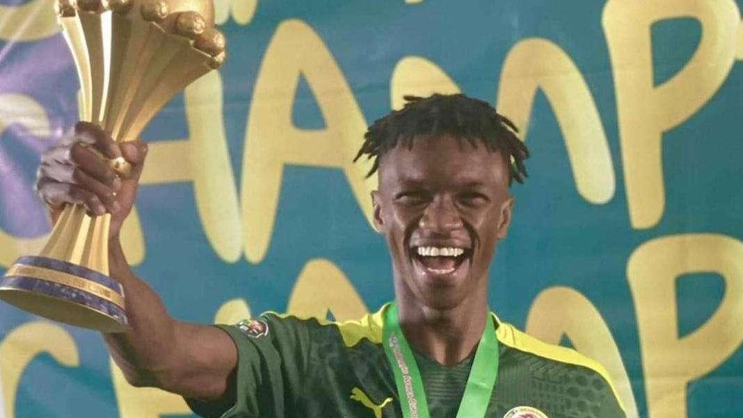 Mbaye con la Coppa d'Africa