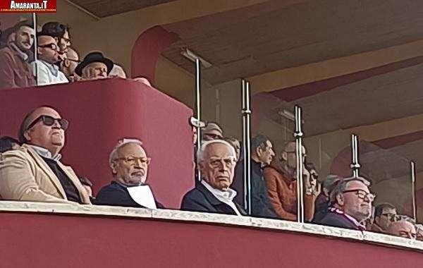 Mosseri nella tribuna delle au