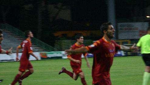 Il Livorno regola la Pistoiese e si prende la testa della classifica, 2 a 0