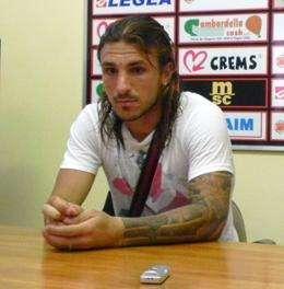 Paulinho firma il contratto che lo lega al Livorno fino al 2016