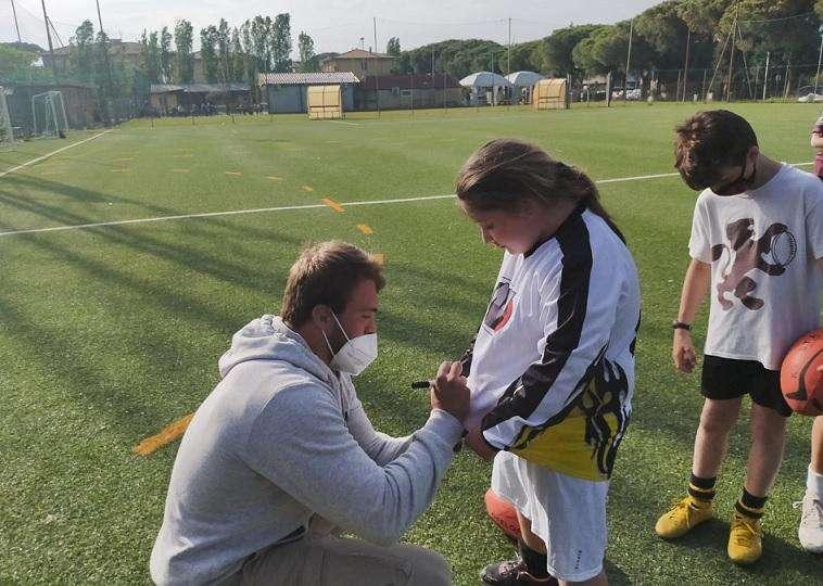 Il tallonatore Lucchesi, cresciuto nei Lions, in visita al Priami