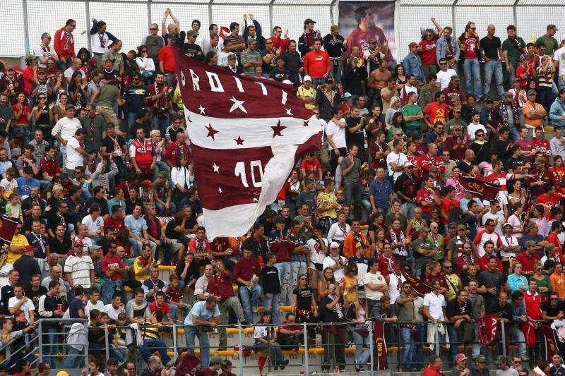 Stadio. Livorno "primo" per media spettatori, ma il Picchi cade a pezzi...