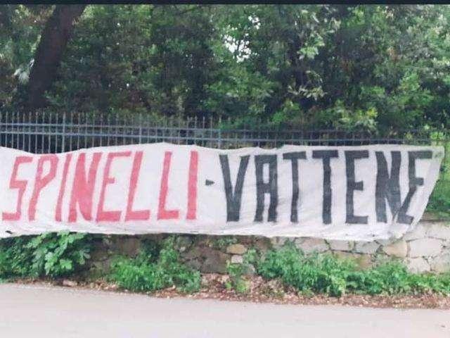 A Genova e ritorno per esporre uno striscione: "Spinelli vattene"