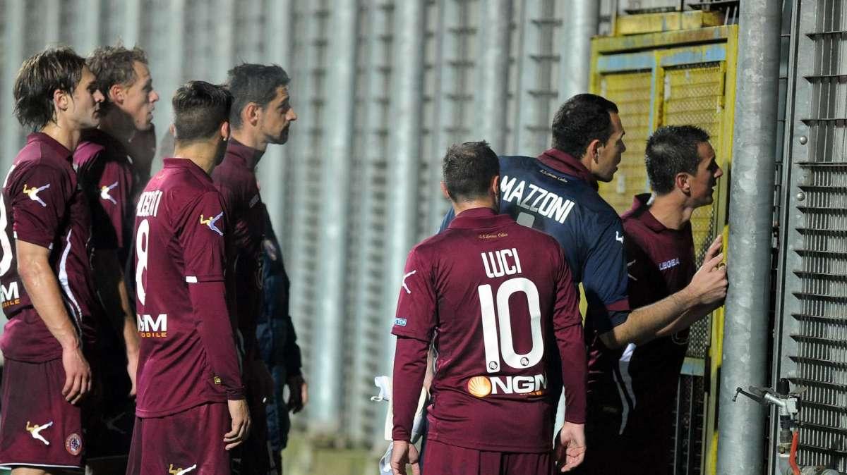 Amaranto contestati, squadra e tecnico a confronto con i tifosi