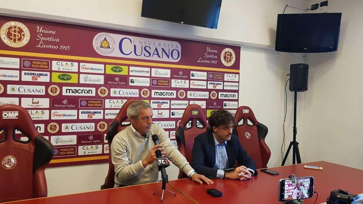 Buglio in conferenza stampa.