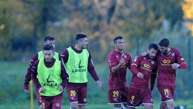 Tre zampate nella nebbia, il Livorno in 5 minuti ribalta la Cremonese (2-3)