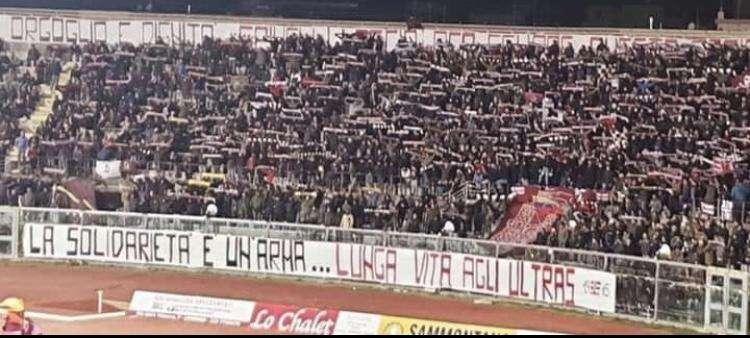 La curva Nord affigge uno striscione contro la ripresa dei campionati 
