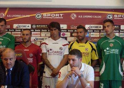 Amaranto, bianche e gialle, ecco le nuove maglie del Livorno