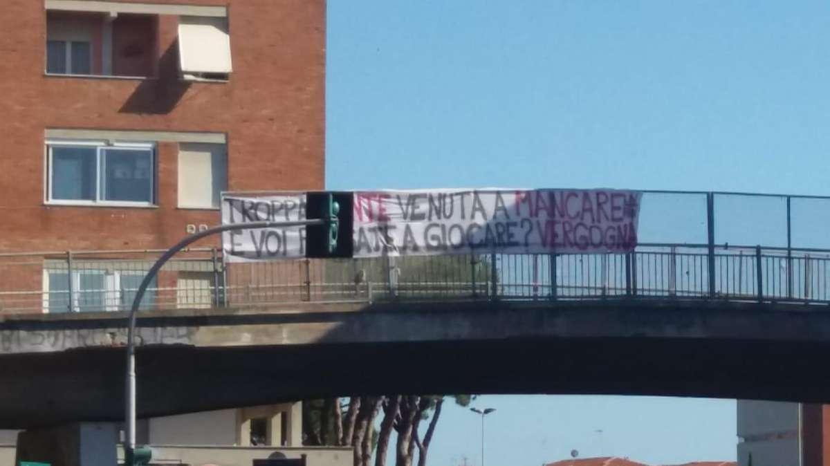 Amaranto, striscioni in città contro la ripresa del campionato