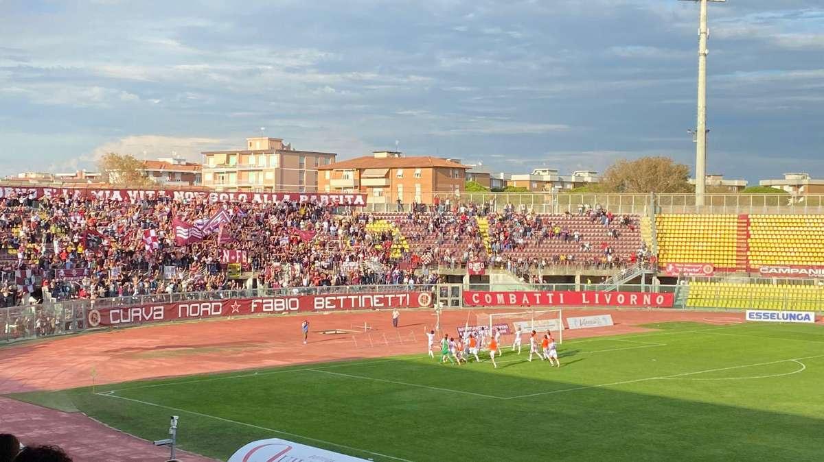 Festa amaranto sotto la Nord