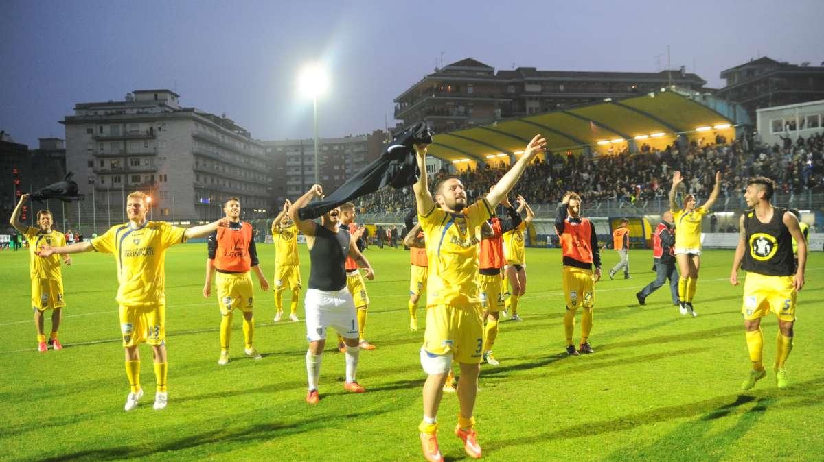 Il Frosinone batte il Latina nel recupero ma il Bologna gli sfugge