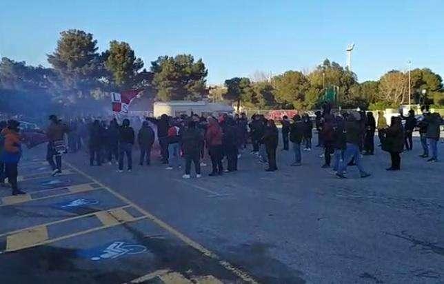 Livorno-Olbia, ultras e tifosi amaranto fuori dallo stadio