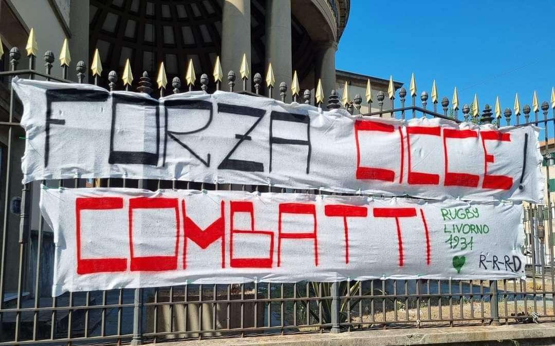 Lo striscione degli amici