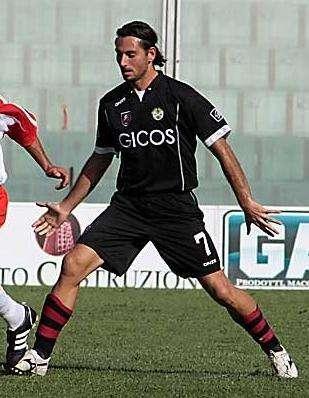L'ex Livorno Vigiani verso Carrara