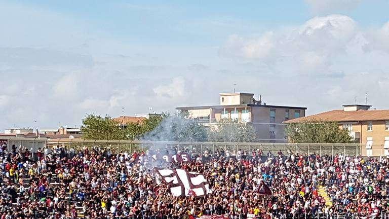 Panini e tifo amaranto a mezzogiorno sotto la Nord