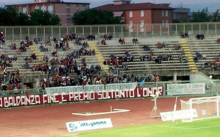 Striscione polemico nel giorno della premiazione per la Serie B