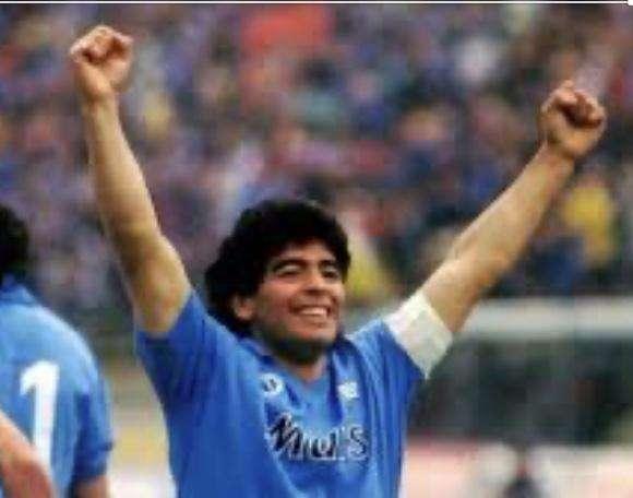 Un infarto strappa alla vita Maradona, la sua prima in Italia fu a Livorno