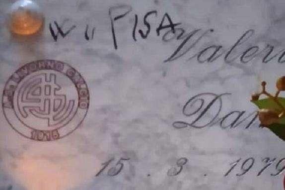 Imbrattata la tomba di un tifoso amaranto con scritte sul Pisa