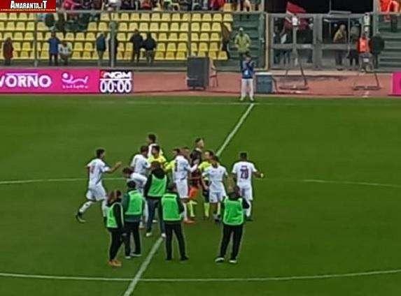 Il Livorno a centrocampo