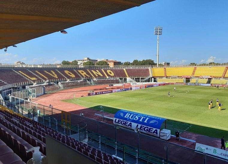 Nello stadio fantasma una partita senza emozioni