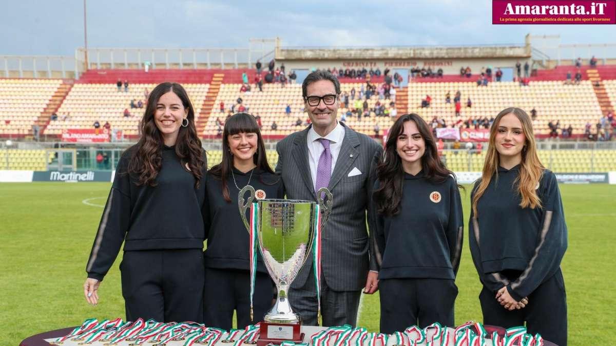 La coppa consegnata al Livorno