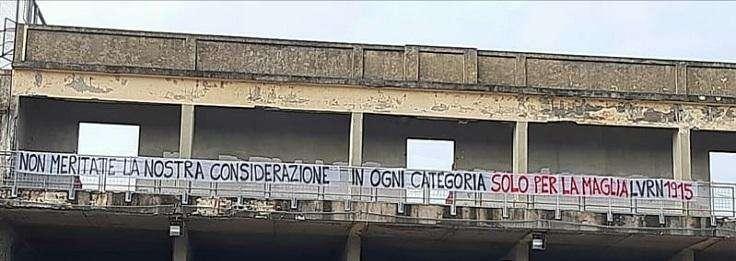 Due striscioni allo stadio del gruppo Lvrn1915: "Rispetto, non ci meritate"