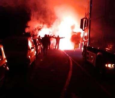 Il Livorno non è solo, ultras e tifosi lo incitano alla stazione marittima