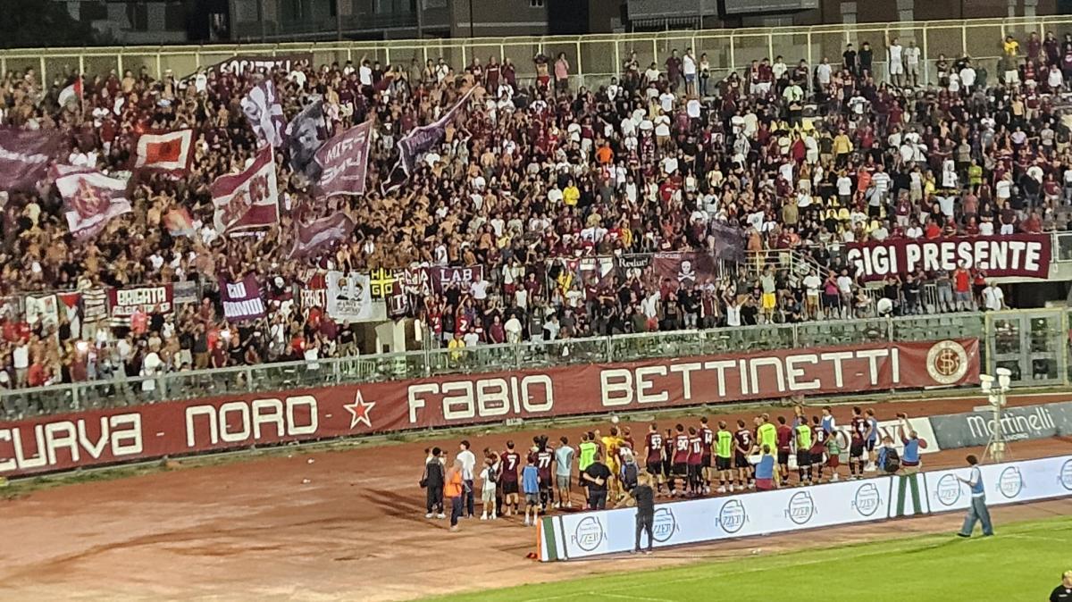 Il Livorno soffre, lotta e al novantesimo ribalta la Torres, 2 a 1